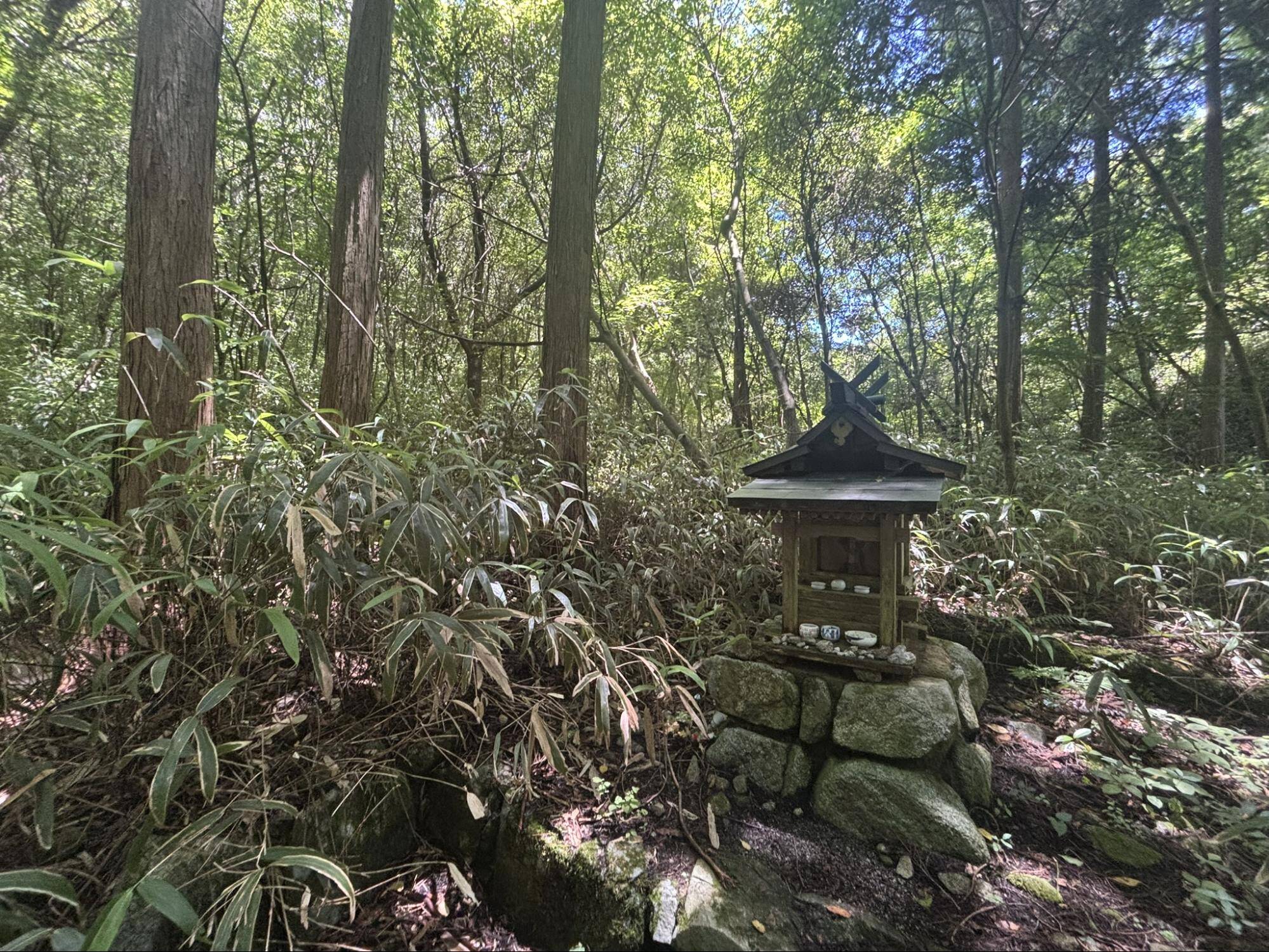 伏見ルート念仏坂の上にある祠