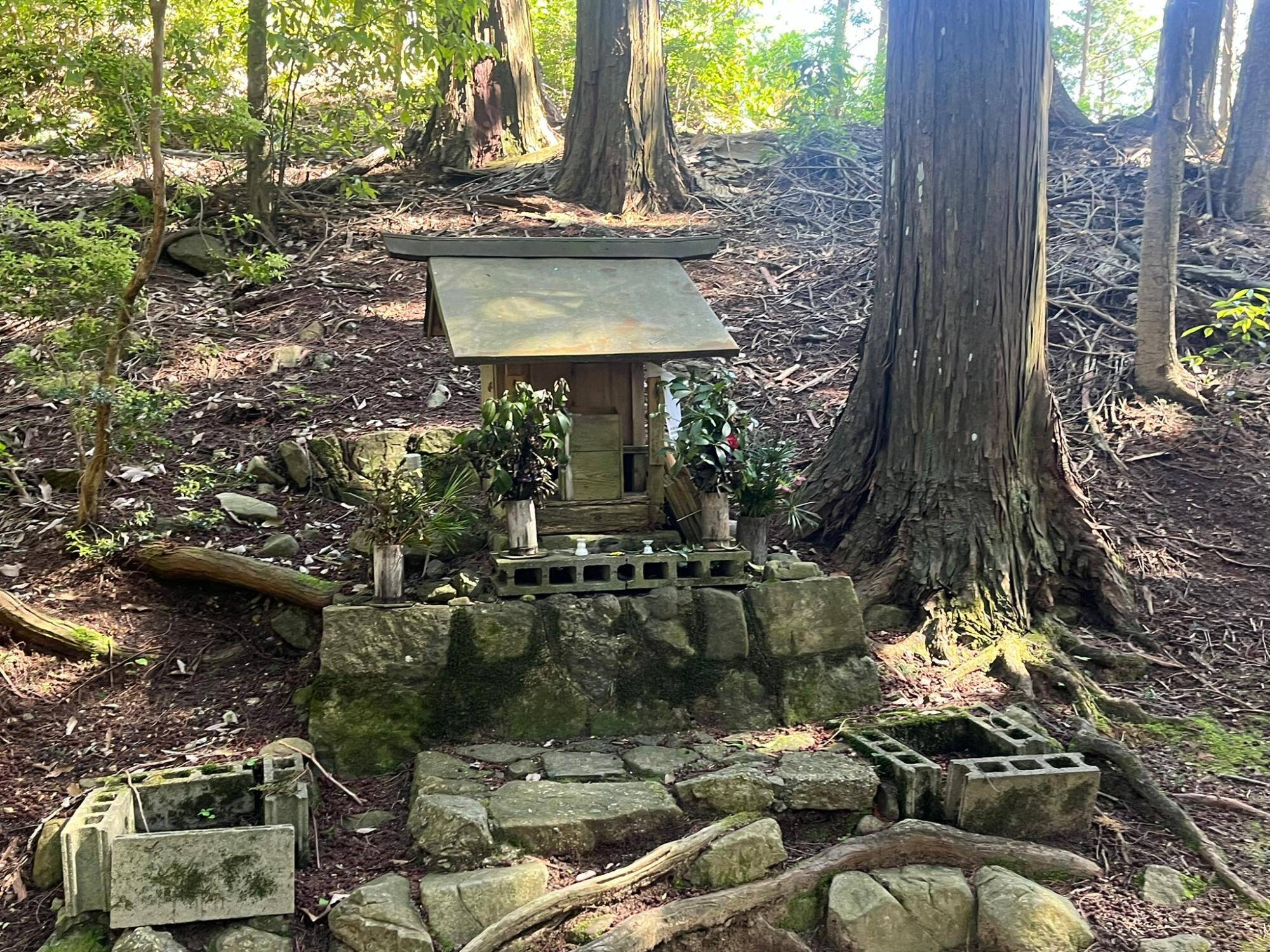 伏見ルート念仏坂の上にある祠